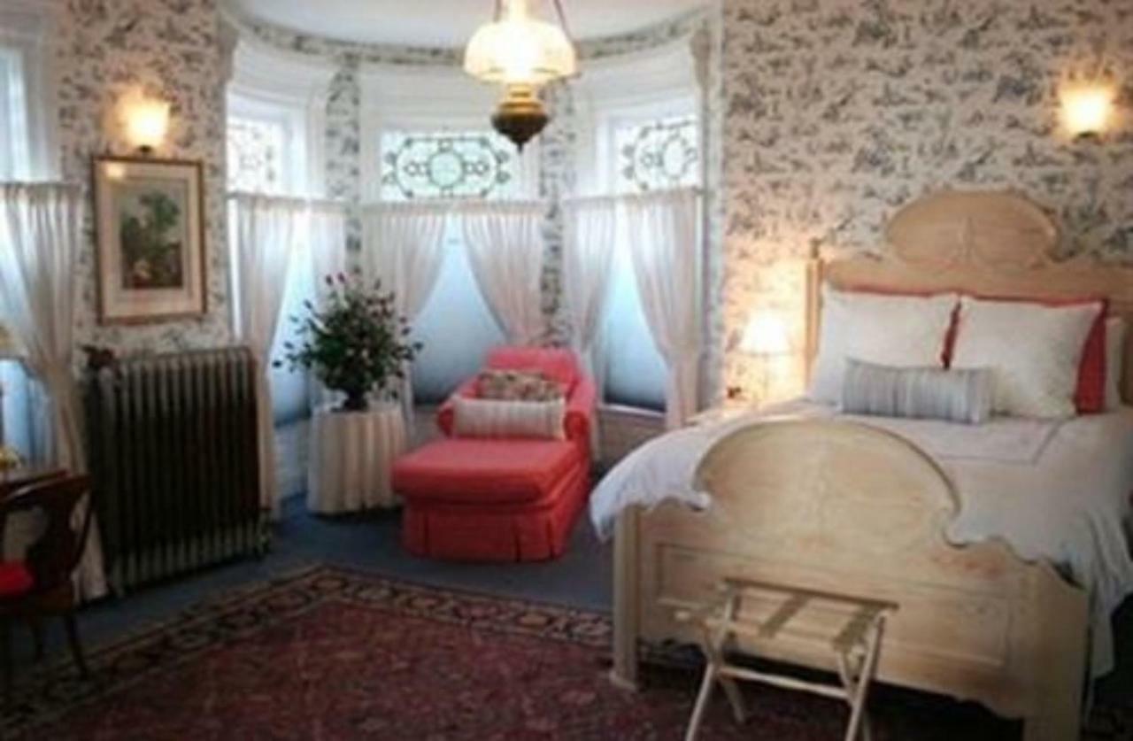 M&M Victorian Bed And Breakfast Marinette Eksteriør bilde